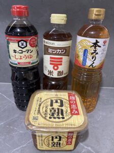 Basic Japanese seasonings used in Japanese cooking. 日本料理に使う基本の調味料セット