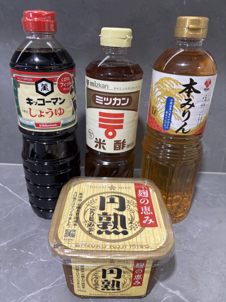 Basic Japanese seasonings used in Japanese cooking. 日本料理に使う基本の調味料セット