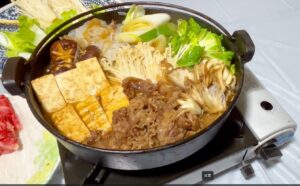 Sukiyaki, a traditional Japanese hot pot dish featured in an online Japanese cooking lesson for foreigners 外国人向けオンライン和食レッスンで紹介している、日本の伝統的な鍋料理「すき焼き」