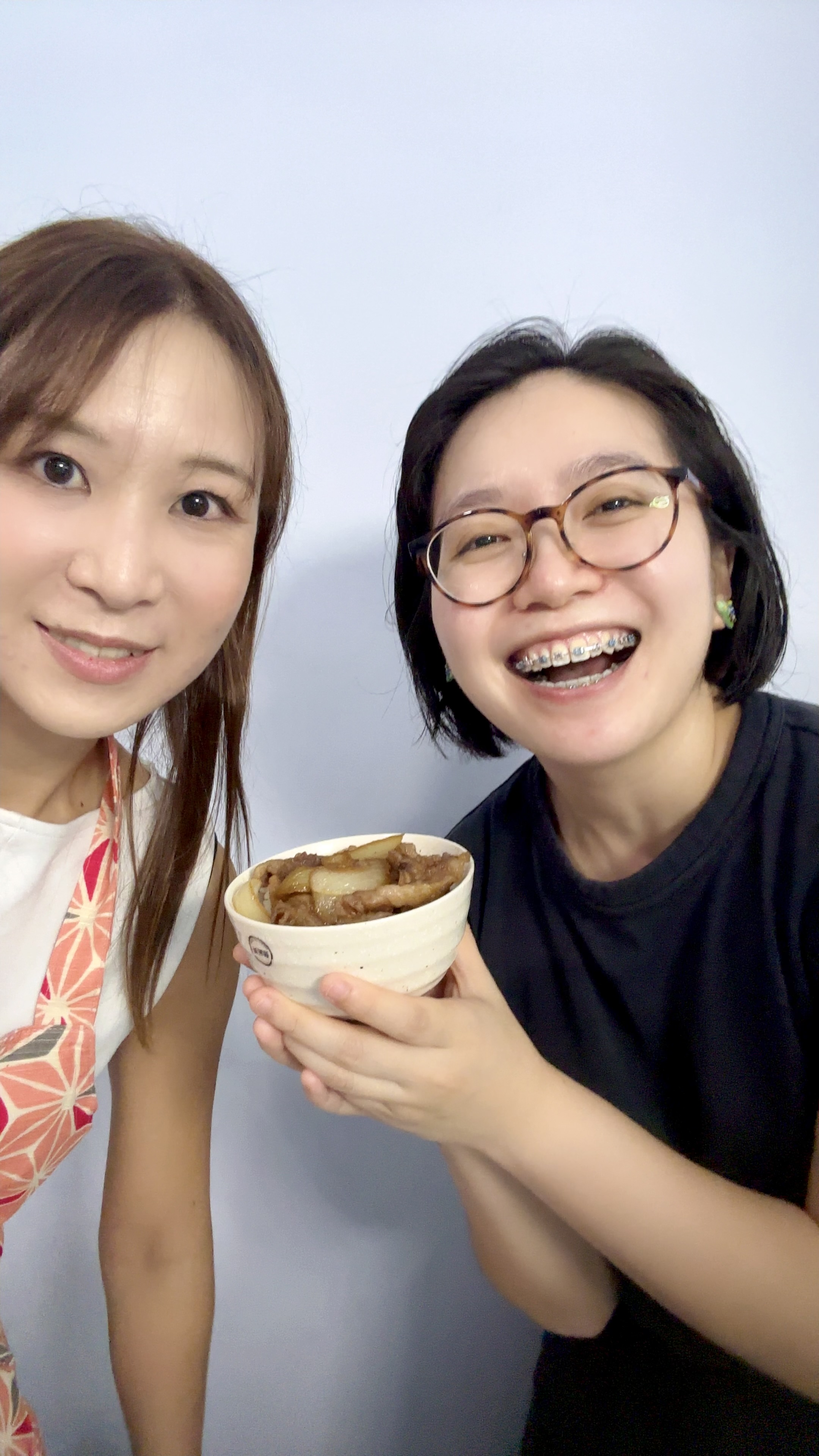 Enjoying homemade beef bowl with a Singaporean friend シンガポール人の友人と一緒に手作り牛丼を楽しむ