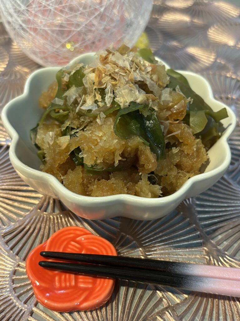 Healthy Japanese side dish with grated daikon and wakame 大根おろしとわかめのヘルシー和風おかず
