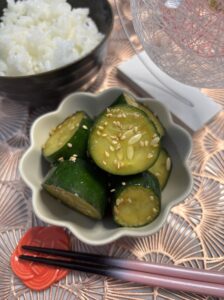 Easy Japanese cucumber pickles. Crunchy and healthy authentic Japanese side dish.簡単和風きゅうり漬け。シャキシャキでヘルシーな日本のサイドディッシュ。