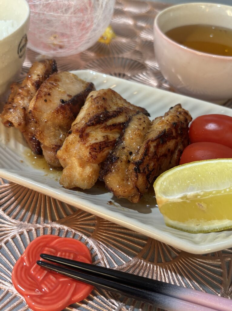 10-Minute Miso Mayo Chicken, a quick and creamy Japanese home recipe, perfect for kids and adults. 10分でできる味噌マヨチキン、子どもも大人も楽しめるクリーミーな簡単和食レシピ。
