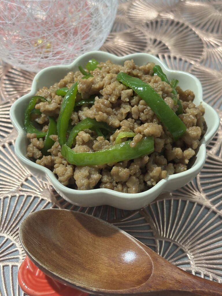 8-minute Japanese miso ground pork. Quick and savory side dish perfect with rice. 8分で作れる味噌ひき肉炒め。ご飯がすすむ簡単和風おかず。