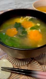 Spinach and egg drop miso soup with cherry blossom carrots, homemade kombu and bonito dashi, quick and nourishing Japanese soup. ほうれん草と卵の味噌汁（桜人参入り）、自家製昆布と鰹だし使用、簡単で栄養たっぷりの和風スープ。