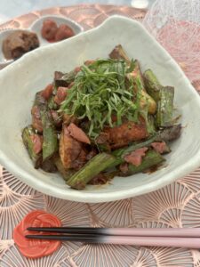 Japanese Chicken Miso Stir-Fry with asparagus, umeboshi, and shiso leaves, a quick and healthy spring meal. アスパラ、梅干し、しそ入りの鶏ささみ味噌炒め、春にぴったりの簡単でヘルシーな和食。
