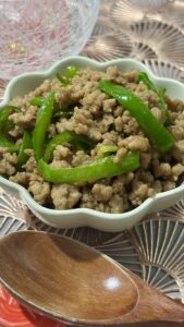 Japanese-style Green Pepper Miso Stir-Fry with ground pork, quick and flavorful, perfect with rice. 合いびき肉とピーマンの和風味噌炒め、ご飯にぴったりの簡単で風味豊かな和食。