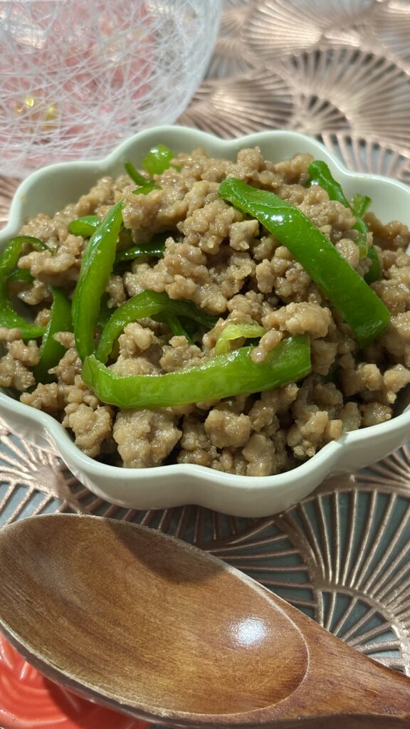 Japanese-style Green Pepper Miso Stir-Fry with ground pork, quick and flavorful, perfect with rice. 合いびき肉とピーマンの和風味噌炒め、ご飯にぴったりの簡単で風味豊かな和食。