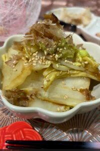 5-minute warm wasabi Napa cabbage with sesame oil. Quick, healthy Japanese side dish. 5分で作れるわさび香る温白菜のごま和え。簡単ヘルシーな和風サイドディッシュ。