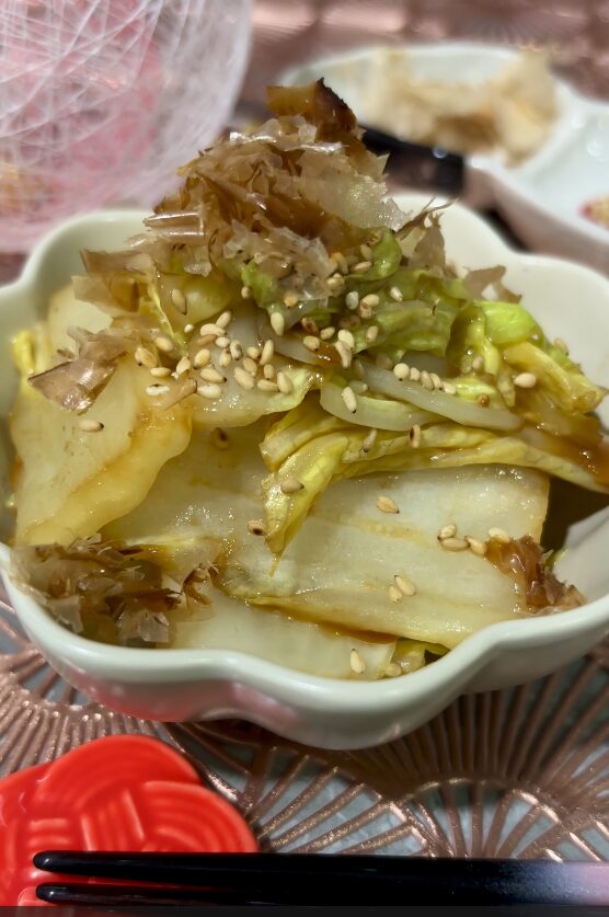 5-minute warm wasabi Napa cabbage with sesame oil. Quick, healthy Japanese side dish. 5分で作れるわさび香る温白菜のごま和え。簡単ヘルシーな和風サイドディッシュ。