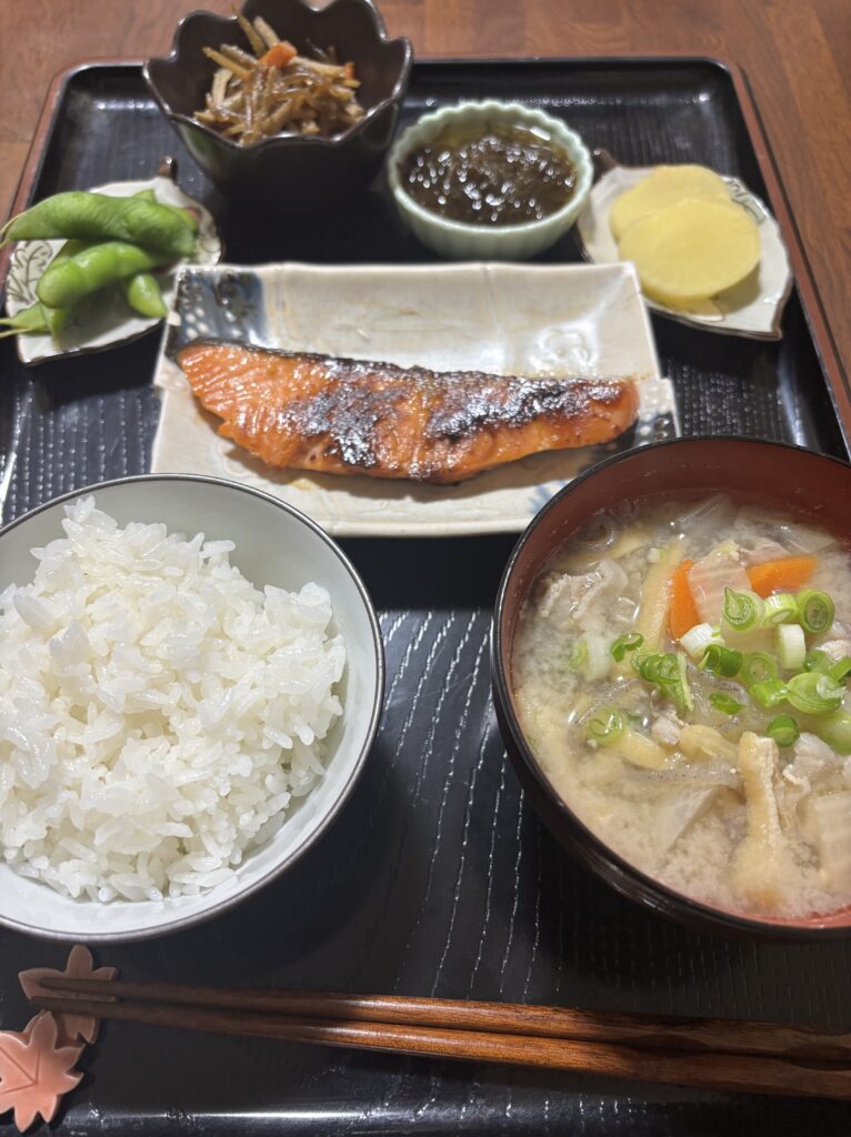 Ichiju-Sansai Japanese balanced meal with one soup, one main dish, two side dishes, and rice, healthy and visually appealing一汁三菜の家庭用バランス和食、汁物1品、主菜1品、副菜2品、ご飯を含む健康的で見た目も美しい食事