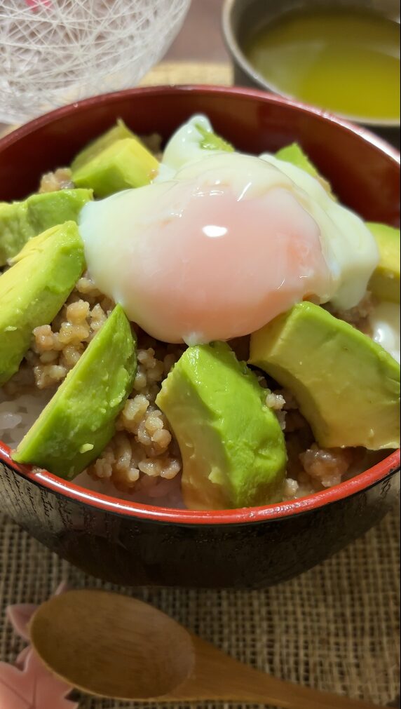 Chicken Soboro Miso Bowl with minced chicken cooked in miso, topped with soft onsen egg and avocado on white rice, Japanese home-style mealご飯の上に味噌で炒めた鶏そぼろをのせ、温泉卵とアボカドをトッピングした鶏そぼろ味噌丼の完成写真、日本の家庭料理